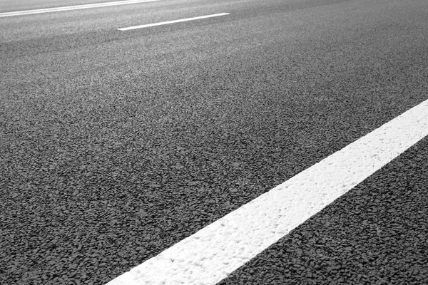 Route asphaltée avec lignes de marquage rayures blanches — Photo
