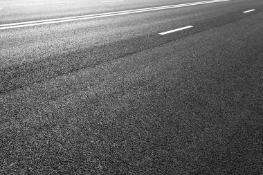 Satırları beyaz çizgili işaretleme ile asfalt yol