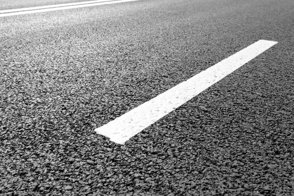 ถนนยางมะตอยที่มีเครื่องหมายเส้นสีขาว — ภาพถ่ายสต็อก