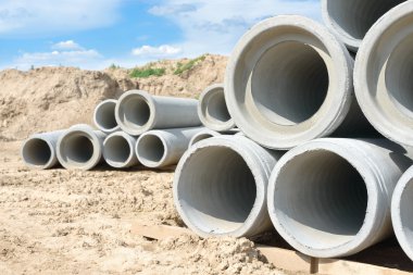 Endüstriyel beton drenaj boruları inşaat için yığılmış. Yeni tüpler