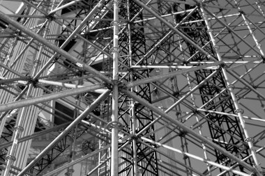 İskele elemanları inşaat siyah ve beyaz