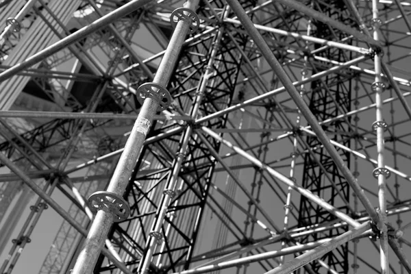 Éléments d'échafaudage Construction noir et blanc — Photo