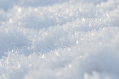 İstiflenmiş arkaplan dokusu. Taze buz ve kar zemini, kar taneleri ve tepecikleriyle. Mevsimlik duvar kâğıdı. Donmuş su geometrik şekiller ve şekiller. Soğuk hava atmosferik yağış.