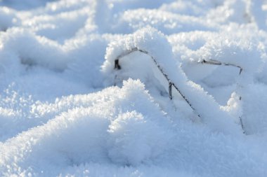 İstiflenmiş arkaplan dokusu. Taze buz ve kar zemini, kar taneleri ve tepecikleriyle. Mevsimlik duvar kâğıdı. Donmuş su geometrik şekiller ve şekiller. Soğuk hava atmosferik yağış.