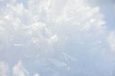 İstiflenmiş arkaplan dokusu. Taze buz ve kar zemini, kar taneleri ve tepecikleriyle. Mevsimlik duvar kâğıdı. Donmuş su geometrik şekiller ve şekiller. Soğuk hava atmosferik yağış.