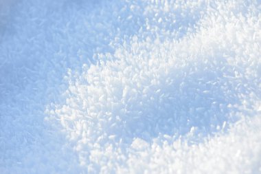 İstiflenmiş arkaplan dokusu. Taze buz ve kar zemini, kar taneleri ve tepecikleriyle. Mevsimlik duvar kâğıdı. Donmuş su geometrik şekiller ve şekiller. Soğuk hava atmosferik yağış.