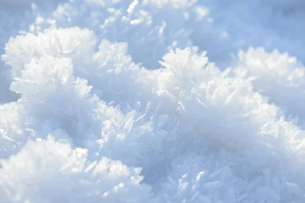 霜の背景のテクスチャ 雪の結晶やマウンドと新鮮な氷と雪の冬の背景 季節の壁紙 凍結水の幾何学的な形状や図 寒い大気中の降水量 — ストック写真