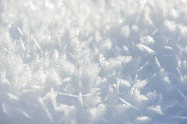 İstiflenmiş arkaplan dokusu. Taze buz ve kar zemini, kar taneleri ve tepecikleriyle. Mevsimlik duvar kâğıdı. Donmuş su geometrik şekiller ve şekiller. Soğuk hava atmosferik yağış.