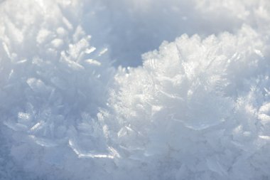 İstiflenmiş arkaplan dokusu. Taze buz ve kar zemini, kar taneleri ve tepecikleriyle. Mevsimlik duvar kâğıdı. Donmuş su geometrik şekiller ve şekiller. Soğuk hava atmosferik yağış.