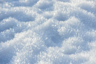 İstiflenmiş arkaplan dokusu. Taze buz ve kar zemini, kar taneleri ve tepecikleriyle. Mevsimlik duvar kâğıdı. Donmuş su geometrik şekiller ve şekiller. Soğuk hava atmosferik yağış.