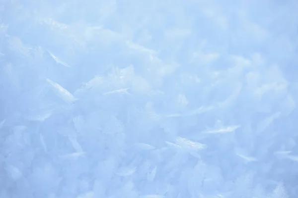 겨울의 얼음과 눈송이와 언덕으로 뒤덮여 계절성 얼어붙은 모양과 모양을 기하학적으로 — 스톡 사진