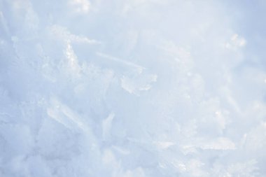 İstiflenmiş arkaplan dokusu. Taze buz ve kar zemini, kar taneleri ve tepecikleriyle. Mevsimlik duvar kâğıdı. Donmuş su geometrik şekiller ve şekiller. Soğuk hava atmosferik yağış.