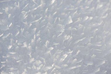 İstiflenmiş arkaplan dokusu. Taze buz ve kar zemini, kar taneleri ve tepecikleriyle. Mevsimlik duvar kâğıdı. Donmuş su geometrik şekiller ve şekiller. Soğuk hava atmosferik yağış.