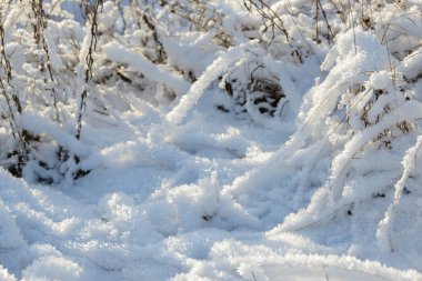 İstiflenmiş arkaplan dokusu. Taze buz ve kar zemini, kar taneleri ve tepecikleriyle. Mevsimlik duvar kâğıdı. Donmuş su geometrik şekiller ve şekiller. Soğuk hava atmosferik yağış.