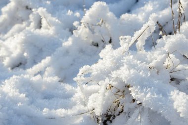 İstiflenmiş arkaplan dokusu. Taze buz ve kar zemini, kar taneleri ve tepecikleriyle. Mevsimlik duvar kâğıdı. Donmuş su geometrik şekiller ve şekiller. Soğuk hava atmosferik yağış.