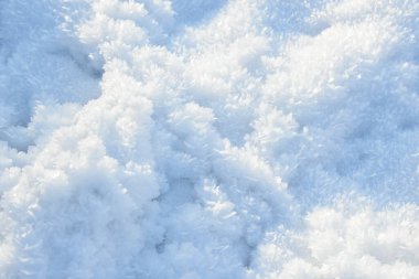 İstiflenmiş arkaplan dokusu. Taze buz ve kar zemini, kar taneleri ve tepecikleriyle. Mevsimlik duvar kâğıdı. Donmuş su geometrik şekiller ve şekiller. Soğuk hava atmosferik yağış.