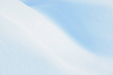 Taze kar arka plan doku. Kış kar taneleri ve kar höyükler arka plan. Kar topaklar.