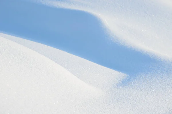 新鲜的雪背景纹理 冬季背景与雪花和雪丘 — 图库照片