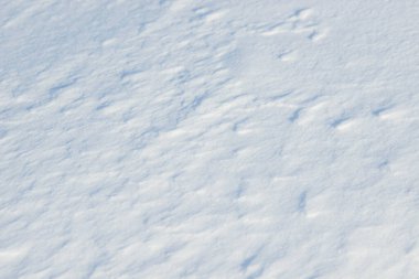 Taze kar arka plan dokusu. Kar taneleri ve kar yığınlarıyla kışın arka planda. Kar yığınları. Mevsimlik manzara ayrıntıları.