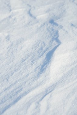 Taze kar arka plan dokusu. Kar taneleri ve kar yığınlarıyla kışın arka planda. Kar yığınları. Mevsimlik manzara ayrıntıları.