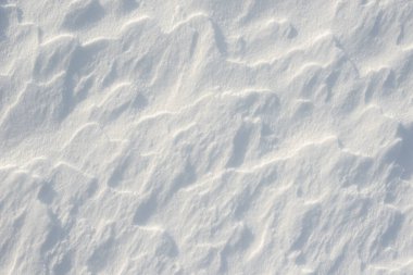 Taze kar arka plan dokusu. Kar taneleri ve kar yığınlarıyla kışın arka planda. Kar yığınları. Mevsimlik manzara ayrıntıları.