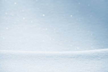 Temiz, beyaz arka plan dokusu. Kar taneleri ve kar yığınlarıyla kışın arka planda. Kar yığınları. Mevsimlik manzara detayları. Yumuşak, güzel bokeh.