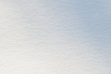 Temiz, beyaz arka plan dokusu. Kış arka planında donmuş kar taneleri ve kar yığınları var. Kar yığınları. Mevsimlik manzara detayları. Soğuk hava.