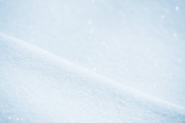 Temiz, beyaz arka plan dokusu. Kar taneleri ve kar yığınlarıyla kışın arka planda. Kar yığınları. Mevsimlik manzara detayları. Yumuşak, güzel bokeh.