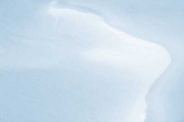 Temiz, beyaz arka plan dokusu. Kış arka planında donmuş kar taneleri ve kar yığınları var. Kar yığınları. Mevsimlik manzara detayları. Soğuk hava.