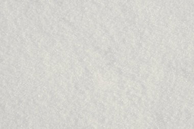 Temiz, beyaz arka plan dokusu. Kış arka planında donmuş kar taneleri ve kar yığınları var. Kar yığınları. Mevsimlik manzara detayları. Soğuk hava.