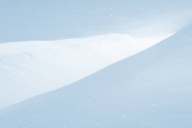 Temiz, beyaz arka plan dokusu. Kış arka planında donmuş kar taneleri ve kar yığınları var. Kar yığınları. Mevsimlik manzara detayları. Soğuk hava.