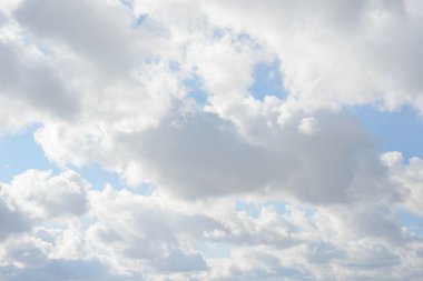 Beyaz, kabarık bulutlar. Doğal manzara soyut arka plan. Hava koşulları arka planda değişiyor. Gökyüzü şehvetli bulutlarla dolu..