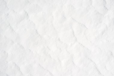 Temiz, beyaz arka plan dokusu. Kış arka planında donmuş kar taneleri ve kar yığınları var. Kar yığınları. Mevsimlik manzara detayları. Soğuk hava.