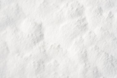 Temiz, beyaz arka plan dokusu. Kış arka planında donmuş kar taneleri ve kar yığınları var. Kar yığınları. Mevsimlik manzara detayları. Soğuk hava.