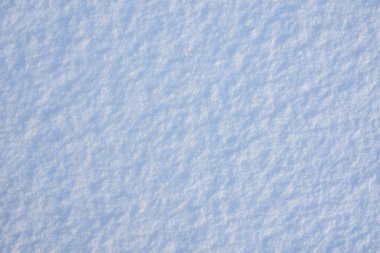 Temiz, beyaz arka plan dokusu. Kış arka planında donmuş kar taneleri ve kar yığınları var. Kar yığınları. Mevsimlik manzara detayları. Soğuk hava.