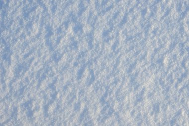 Temiz, beyaz arka plan dokusu. Kış arka planında donmuş kar taneleri ve kar yığınları var. Kar yığınları. Mevsimlik manzara detayları. Soğuk hava.