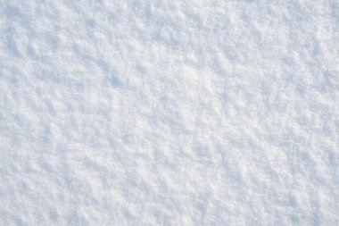 Temiz, beyaz arka plan dokusu. Kış arka planında donmuş kar taneleri ve kar yığınları var. Kar yığınları. Mevsimlik manzara detayları. Soğuk hava.