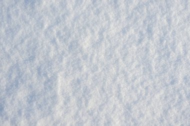 Temiz, beyaz arka plan dokusu. Kış arka planında donmuş kar taneleri ve kar yığınları var. Kar yığınları. Mevsimlik manzara detayları. Soğuk hava.