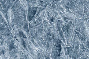 Buz arkaplan dokusu. Çeşitli geometrik soyut şekillerde donmuş su. Mevsimsel doğal etki. Soğuk hava. Kış su deposunun yüzeyi.