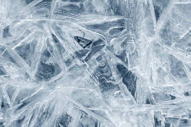 Buz arkaplan dokusu. Çeşitli geometrik soyut şekillerde donmuş su. Mevsimsel doğal etki. Soğuk hava. Kış su deposunun yüzeyi.