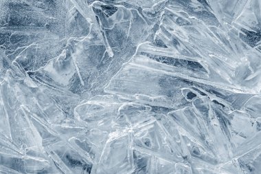 Buz arkaplan dokusu. Çeşitli geometrik soyut şekillerde donmuş su. Mevsimsel doğal etki. Soğuk hava. Kış su deposunun yüzeyi.