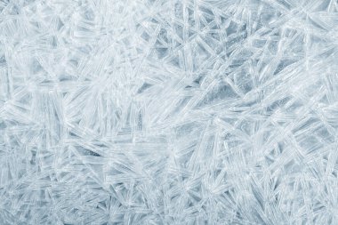 Buz arkaplan dokusu. Çeşitli geometrik soyut şekillerde donmuş su. Mevsimsel doğal etki. Soğuk hava. Kış su deposunun yüzeyi.