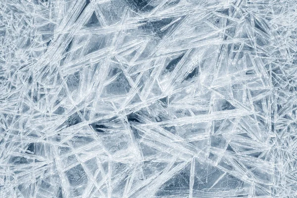 氷の背景の質感 様々な幾何学的抽象的な形状の凍結水 季節の自然効果 寒い天気 冬の貯水池の表面 — ストック写真