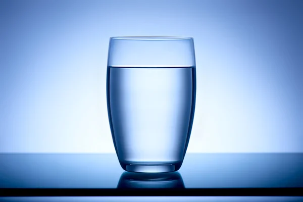 Klares Glas mit reinem Wasser — Stockfoto