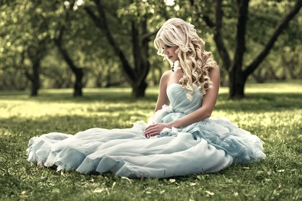 Beautiful girl in the park — Stock Photo, Image