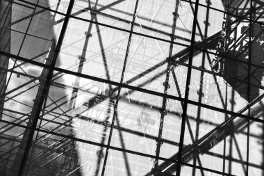 İskele elemanları siyah ve beyaz