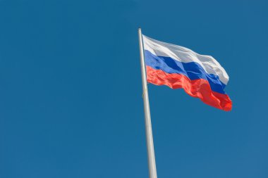 Rus bayrağı mavi gökyüzü arka planda çırpınan