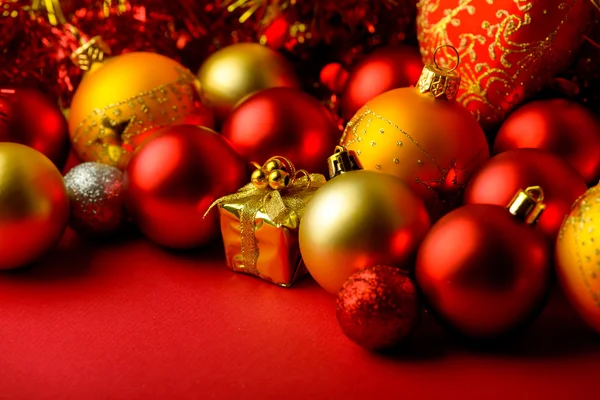 Weihnachtskugeln rot und gold auf verschwommenem Hintergrund Neujahr lizenzfreie Stockfotos