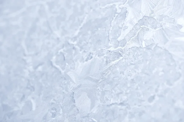 Padrões de geada em vidro de janela no inverno. Textura de vidro fosco. Branco — Fotografia de Stock