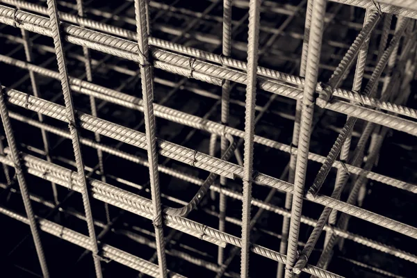 Rostige Bewehrungsstangen aus Metall. Stahlstäbe für den Bau von Armaturen — Stockfoto